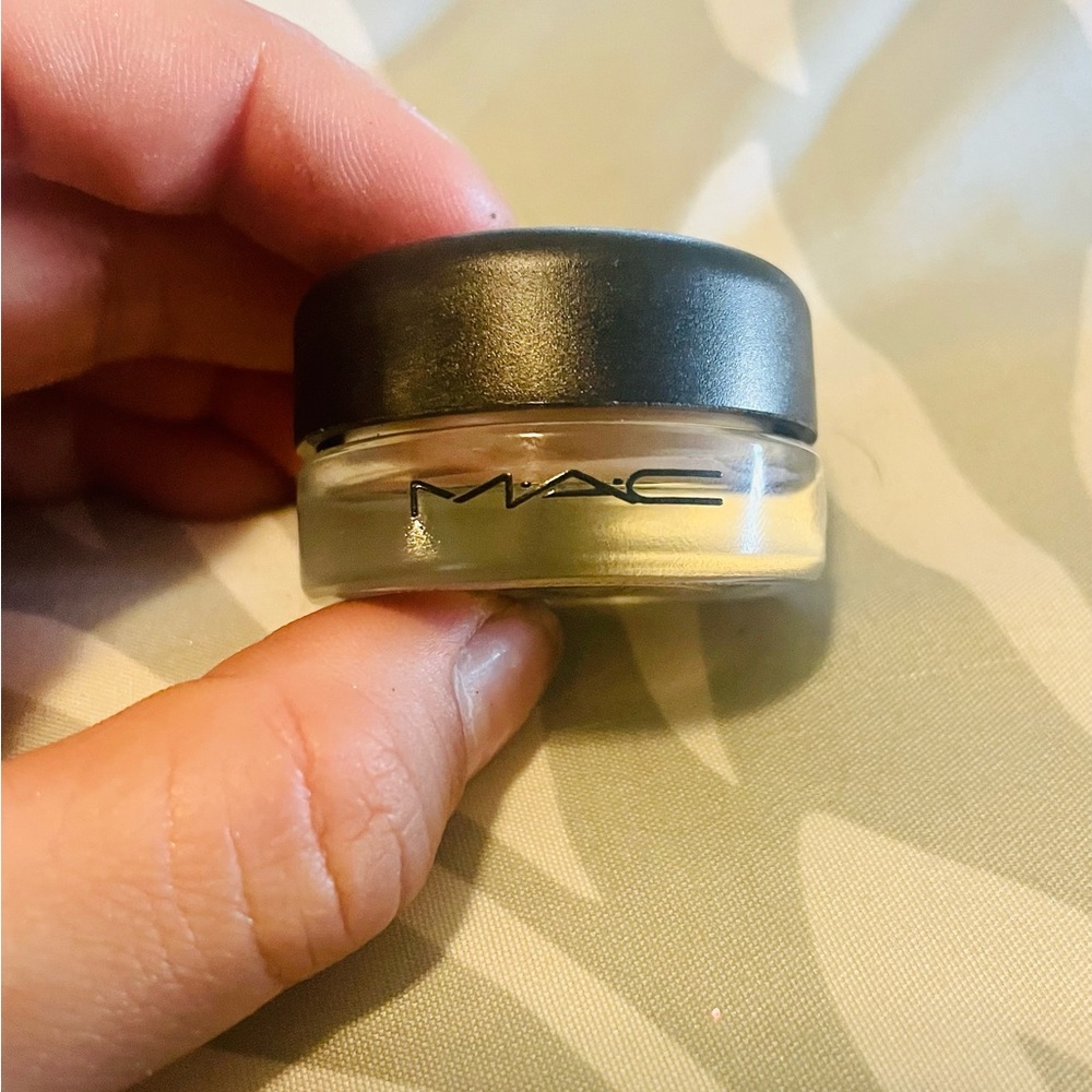 MAC paint pot